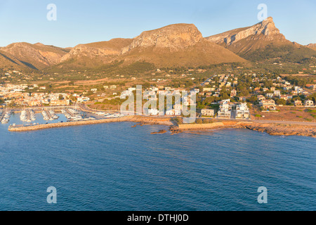 Colonia de Sant Pere resort e Bec de Farrutx montagna. Area Artà. Vista aerea. Maiorca, isole Baleari, Spagna Foto Stock