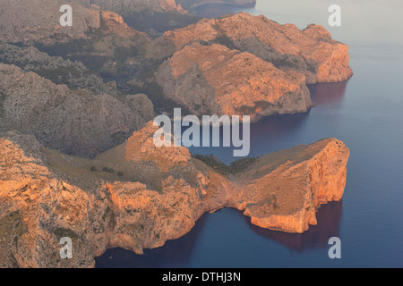 La mattina presto vista aerea di Maiorca la costa nord-occidentale, La Calobra area. Morro de sa Vaca penisola. Isole Baleari, Spagna Foto Stock