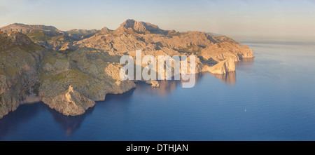 La mattina presto vista aerea di Maiorca la costa nord-occidentale centrale montagne Tramuntana. Area Escorca. Isole Baleari, Spagna Foto Stock