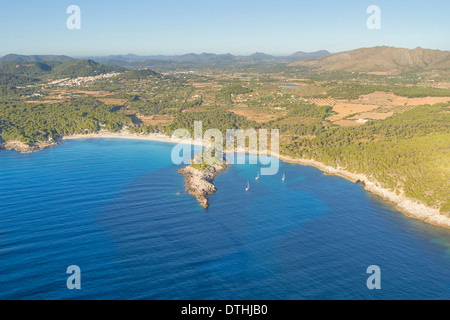 Maiorca costa nordest. Vista aerea di Cala Agulla una cala molto beach. Cala Rajada area. Isole Baleari, Spagna Foto Stock