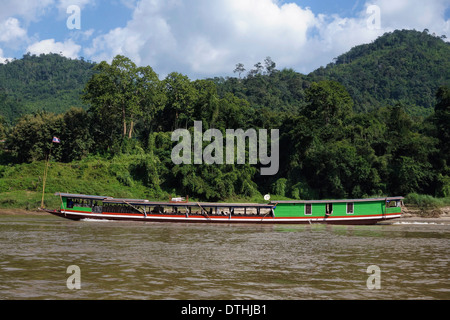 'Slow' in barca sul fiume Mekong in Laos. Foto Stock