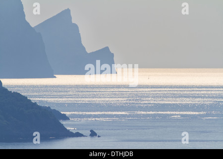 Maiorca la costa settentrionale, di sera. Area Banyalbufar, Dragonera isle (top-centro). Isole Baleari, Spagna Foto Stock