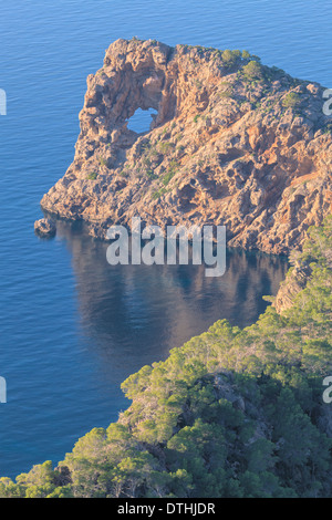 La penisola di Foradada. Dettaglio del foro nella roccia. Vista dal figlio Marroig viewpoint. Deià area. Maiorca, isole Baleari, Spagna Foto Stock