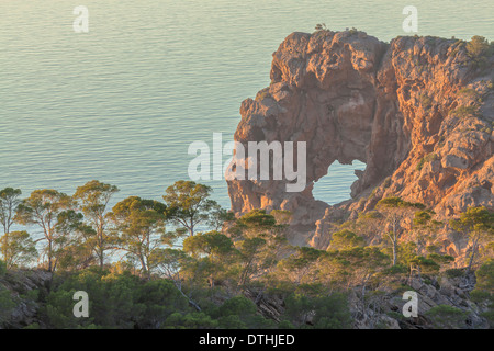 La penisola di Foradada. Dettaglio del foro nella roccia. Vista dal figlio Marroig viewpoint. Deià area. Maiorca, isole Baleari, Spagna Foto Stock