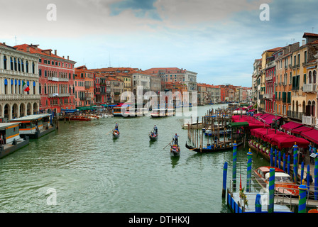 Le iconiche gondole veneziane nere su un canale a Venezia, Italia Foto Stock