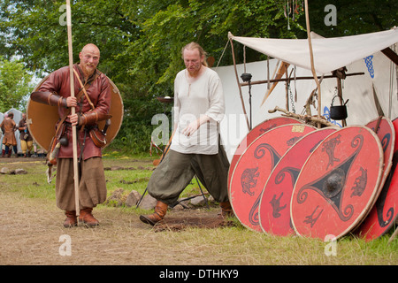 Guerrieri Vichinghi la preparazione per la battaglia in una rievocazione viking festival in Danimarca Foto Stock