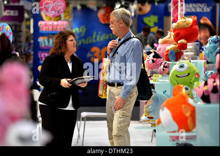 New York, NY, STATI UNITI D'AMERICA. 18 Febbraio, 2014. Un espositore (L) parla con un visitatore al 111American International Toy Fair di New York City, Stati Uniti, Feb 18, 2014. La Toy Fair ha dato dei calci a fuori il martedì, con oltre 150.000 prodotti di intrattenimento sul dispaly presentato da 1.100 aziende di tutto il mondo. Credito: Xinhua/Alamy Live News Foto Stock