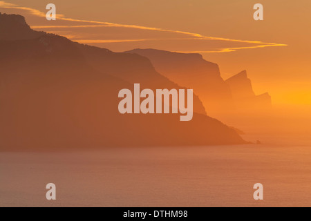 Maiorca nord-ovest della costa al tramonto. Banyalbufar area e Dragonera isle (destra) silhouette. Isole Baleari, Spagna Foto Stock