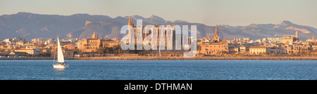 Palma de Maiorca skyline della città e la cattedrale gotica. Montagne Tramuntana dietro. Maiorca, isole Baleari, Spagna Foto Stock