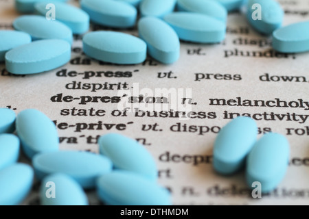 La parola, depressione, circondato da anti depressivo pillole. Foto Stock