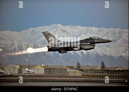 Un US Air Force F-16 Fighting Falcon aereo decolla con postcombustione completa su una missione all'alba 11 Febbraio 2014 da Bagram Airfield, Afghanistan. Foto Stock