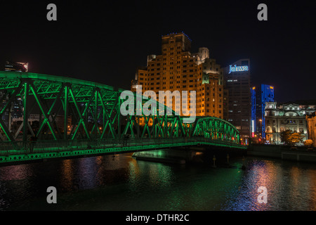 Acciaio Waibaidu ponte di travatura reticolare di notte, luci verdi, Shanghai, Cina Foto Stock