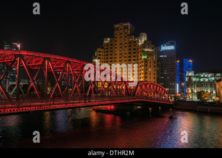 Acciaio Waibaidu ponte di travatura reticolare di notte, luci rosse, Shanghai, Cina Foto Stock