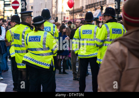 Un gruppo di poliziotti britannici pattugliano SOHO di Londra durante la celebrazione del Capodanno cinese Foto Stock