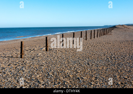 Vecchio le difese della costa vicino a punto Blakeney esposta dopo la ghiaia lavata via in recenti tempeste. Foto Stock