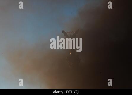 Kiev, Ucraina. 18 Febbraio, 2014. Indipendenza monumento in credito di fumo: Sergii Kharchenko/NurPhoto/ZUMAPRESS.com/Alamy Live News Foto Stock