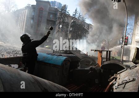 Kiev, Ucraina. 18 Febbraio, 2014. Kiev proteste girare letali come migliaia di scontro Credito: Sergii Kharchenko/NurPhoto/ZUMAPRESS.com/Alamy Live News Foto Stock