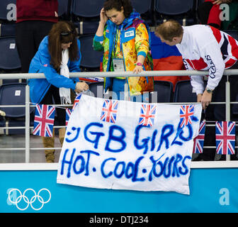 Sochi, Krai Krasnodar, Russia. 19 feb 2014. Team GB fan ottenere i loro striscioni pronta in anticipo della semifinale di donne del Curling concorrenza tra Gran Bretagna e Canada dal cubo di ghiaccio del centro di Curling, costiere Clustre - XXII Giochi Olimpici Invernali Credito: Azione Sport Plus/Alamy Live News Foto Stock