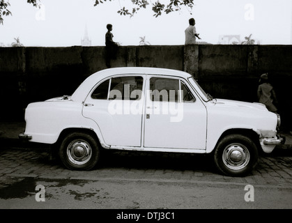 Hindustan Ambasciatore auto in Kolkata Calcutta nel Bengala Occidentale in India in Asia del Sud. Surrealismo surreale vetture la storia dei trasporti di viaggio indiano Foto Stock