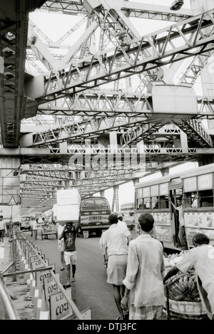 Su quella di Howrah Bridge in Kolkata Calcutta nel Bengala Occidentale in India in Asia del Sud. Stile di vita la vita di persone il caos urbano per la città il traffico città Reportage di Viaggio Foto Stock