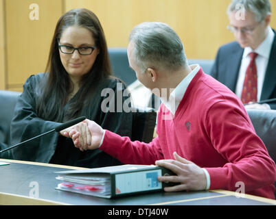 Darmstadt, Germania. 19 feb 2014. Saeed islamista Salim Stefan N. (R), che è accusato di incitamento di omicidio si siede accanto al suo avvocato Michaela Roth ad una sala di sicurezza del tribunale distrettuale di Darmstadt, Germania, 19 febbraio 2014. Stefan N. presumibilmente ha offerto del denaro a due co-uomini accusati di omicidio autore e Islam critico Zahid Khan. I procuratori publilc presuppone che la convenuta ha agito fuori di RAGE su Khan del libro 'Die Verbrechen des Propheten Mohammed' (lit. I crimini del Profeta Maometto). Khan sopravvissuto a causa di un giubbotto antiproiettile. Foto: BORIS ROESSLER/dpa/Alamy Live News Foto Stock