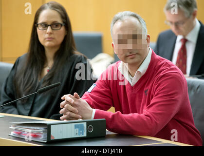 Darmstadt, Germania. 19 feb 2014. Saeed islamista Salim Stefan N. (R), che è accusato di incitamento di omicidio si siede accanto al suo avvocato Michaela Roth ad una sala di sicurezza del tribunale distrettuale di Darmstadt, Germania, 19 febbraio 2014. Stefan N. presumibilmente ha offerto del denaro a due co-uomini accusati di omicidio autore e Islam critico Zahid Khan. I procuratori publilc presuppone che la convenuta ha agito fuori di RAGE su Khan del libro 'Die Verbrechen des Propheten Mohammed' (lit. I crimini del Profeta Maometto). Khan sopravvissuto a causa di un giubbotto antiproiettile. Foto: BORIS ROESSLER/dpa/Alamy Live News Foto Stock