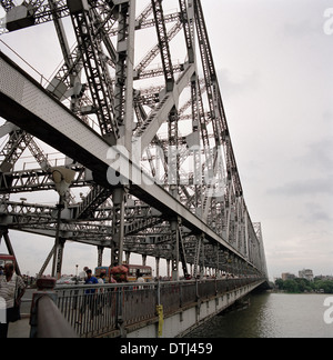 Quella di Howrah Bridge in Kolkata Calcutta nel Bengala Occidentale in India in Asia del Sud. Architettura la costruzione di ponti progettazione di strutture di resistenza arte astratta Travel Foto Stock