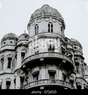 Esplanade Mansions in Kolkata Calcutta nel Bengala Occidentale in India in Asia del Sud. Alloggiamento della casa diroccata vetustà Mansion Viaggi di architettura Foto Stock