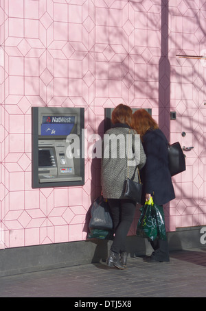 Prelievo di denaro da Natwest bancomat. Foto Stock