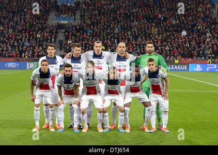 Leverkusen, Germania. 18 Febbraio, 2014. Il team di Parigi Saint-Germain in posa per una foto del team prima della Champions League ultimo round di sedici match tra Bayer 04 Leverkusen e Paris Saint-Germain a Leverkusen, Germania, 18 febbraio 2014. (Anteriore, L-R) Gregory van der Weil, Ezequiel Lavezzi, Maxwell, Lucas Rodrigues Moura da Silva, Blaise Matuidi, Marco Verratti. (Back-L-R) Thiago Silva, Thiago Motta, Zlatan Ibrahimovic, Christophe Jallet, Salvatore Sirigu. Foto: Federico Gambarini/dpa/Alamy Live News Foto Stock