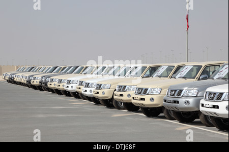 Lusso SUV Nissan come premi per il cammello vincitori di gara in Qatar, Medio Oriente Foto Stock