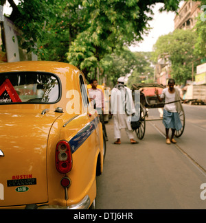 Fotografia di viaggio - Scene di strada a Calcutta Kolkata nel Bengala Occidentale in India Asia del Sud. Persone Reportage fotogiornalismo Yellow taxi Lifestyle Foto Stock