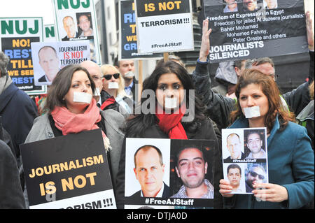 South Street, Londra, Regno Unito. Il 19 febbraio 2014. Giornalista con nastro adesivo sopra la loro bocca come NUJ membri pretendere la liberazione dei giornalisti detenuti in Egitto. Credito: Matteo Chattle/Alamy Live News Foto Stock