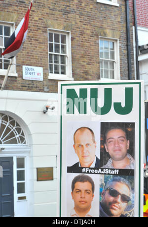 South Street, Londra, Regno Unito. Il 19 febbraio 2014. Banner di fronte l'ambasciata egiziana come NUJ membri pretendere la liberazione dei giornalisti detenuti in Egitto. Credito: Matteo Chattle/Alamy Live News Foto Stock