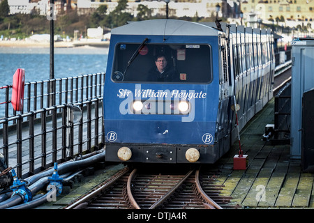 Uno del molo i treni elettrici che arrivano al Pier Head, Foto Stock