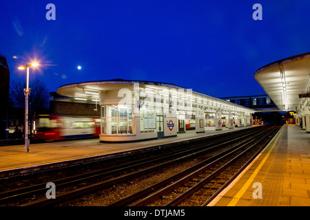 Luna piena su East Finchley art deco tube station night Foto Stock