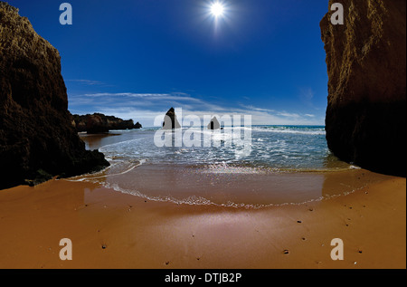 Il Portogallo, Algarve: rocce e le onde a Prainha Beach Foto Stock