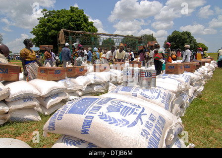 Uganda Kitgum , Programma alimentare mondiale della distribuzione di UE sacchi di mais e USAID olio vegetale lattine per IDP profughi della guerra civile tra l LRA e l esercito ugandese Foto Stock