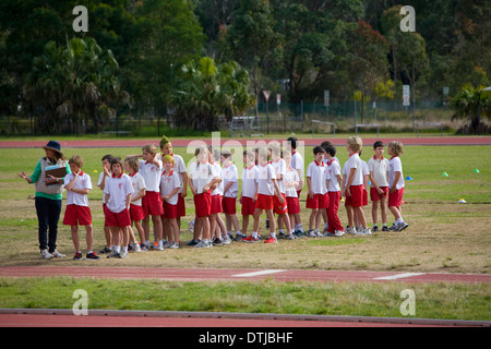 Scuola australiana i bambini che partecipano a scuola di sport attività giorno, qui e l insegnante e gli studenti in procinto di iniziare la lunga Foto Stock