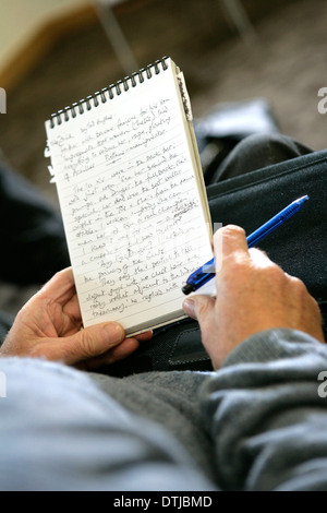 L'uomo la scrittura su un blocco note Foto Stock