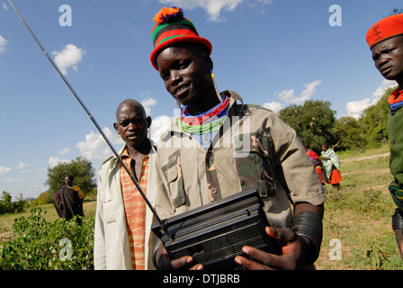 Uganda Karamoja Kotido, popolo Karimojong, pastorale tribù, giovane con radio Foto Stock