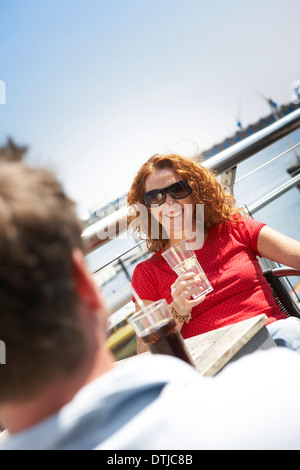 Signora gustando un drink nel periodo estivo Foto Stock