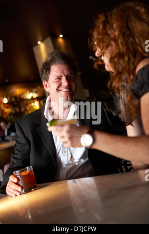 Un paio di godervi un drink in un bar di vino Foto Stock