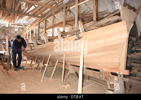 Dave Currah costruendo un pilota Gig a Looe, concerti sono utilizzati per corse intorno al litorale, lui è uno dei pochi artigiani che li rende. Foto Stock