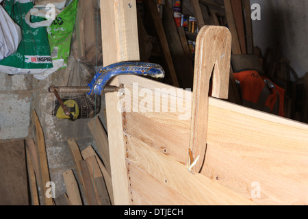 Dave Currah costruendo un pilota Gig a Looe, concerti sono utilizzati per corse intorno al litorale, lui è uno dei pochi artigiani che li rende. Foto Stock