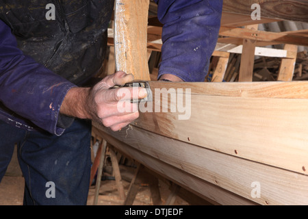 Dave Currah costruendo un pilota Gig a Looe, concerti sono utilizzati per corse intorno al litorale, lui è uno dei pochi artigiani che li rende. Foto Stock