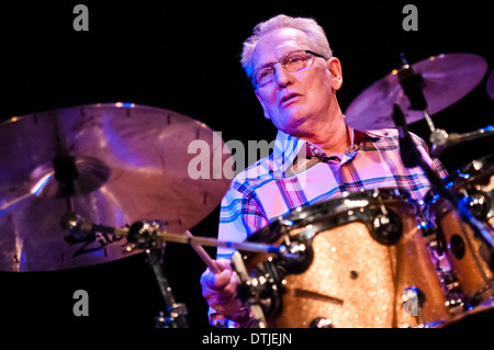 Il leggendario British jazz e rock batterista Ginger Baker performance dal vivo come parte di Ginger Baker & Jonas Hellborg Group in Maribor Foto Stock