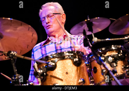 Il leggendario British jazz e rock batterista Ginger Baker performance dal vivo come parte di Ginger Baker & Jonas Hellborg Group in Maribor Foto Stock