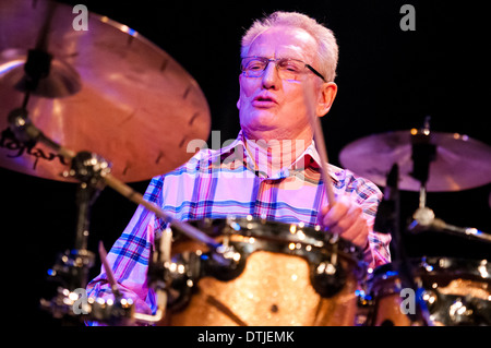 Il leggendario British jazz e rock batterista Ginger Baker performance dal vivo come parte di Ginger Baker & Jonas Hellborg Group in Maribor Foto Stock