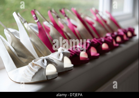 Una fila di alta scarpe con tacco coppie di peep toe slingbacks in bianco e rosa occasione speciale Inghilterra Foto Stock